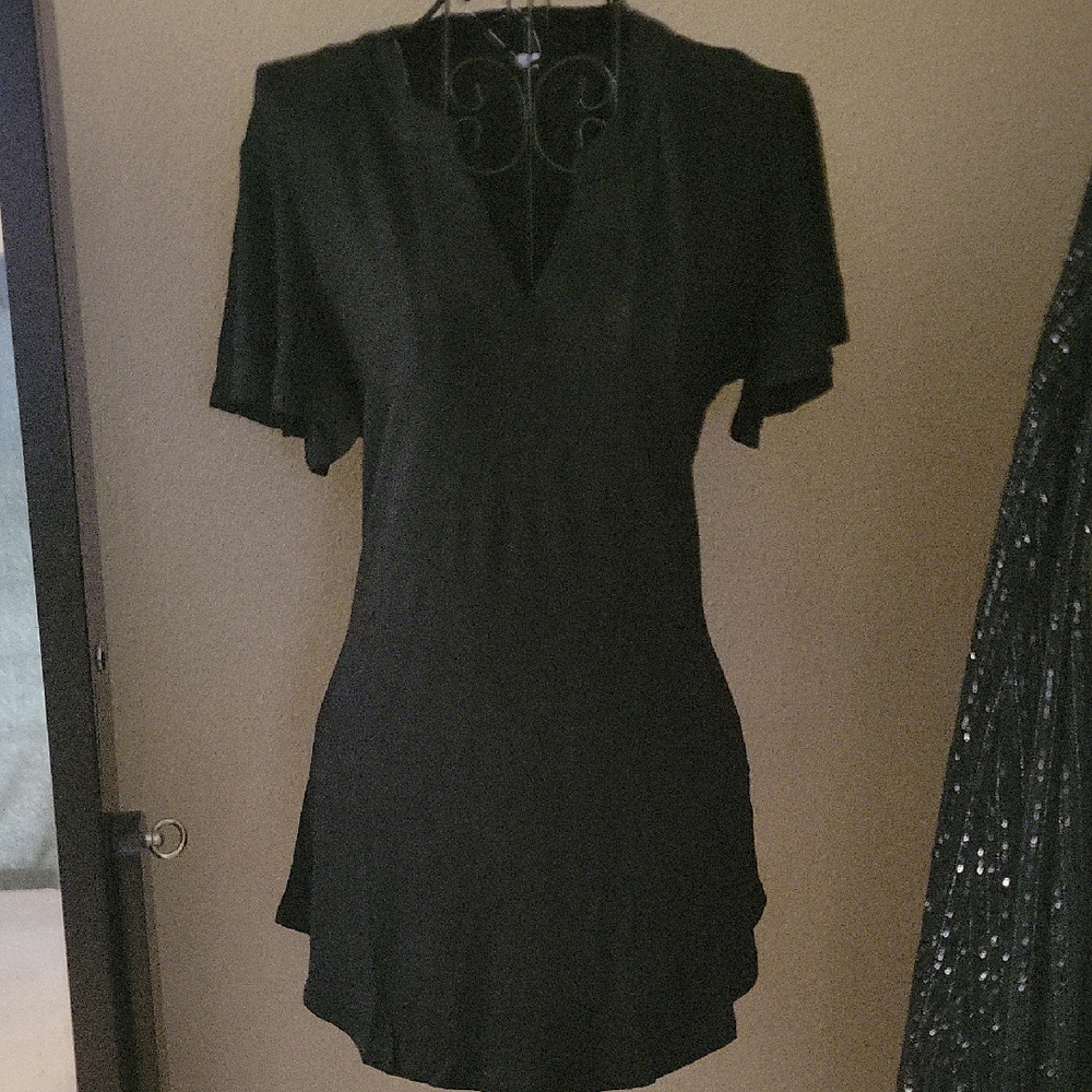 Leafsay Women Black V-Neck Top With Cute Sleeves NWT Sz SM $14